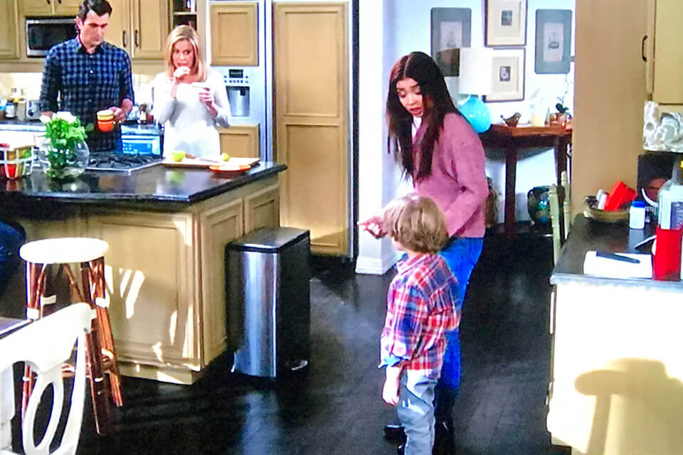 simplehuman trash can in Modern Family